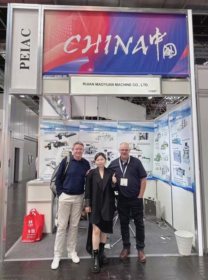 与美国客户合影留恋