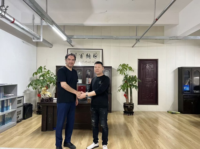 法国客户与公司领导合影